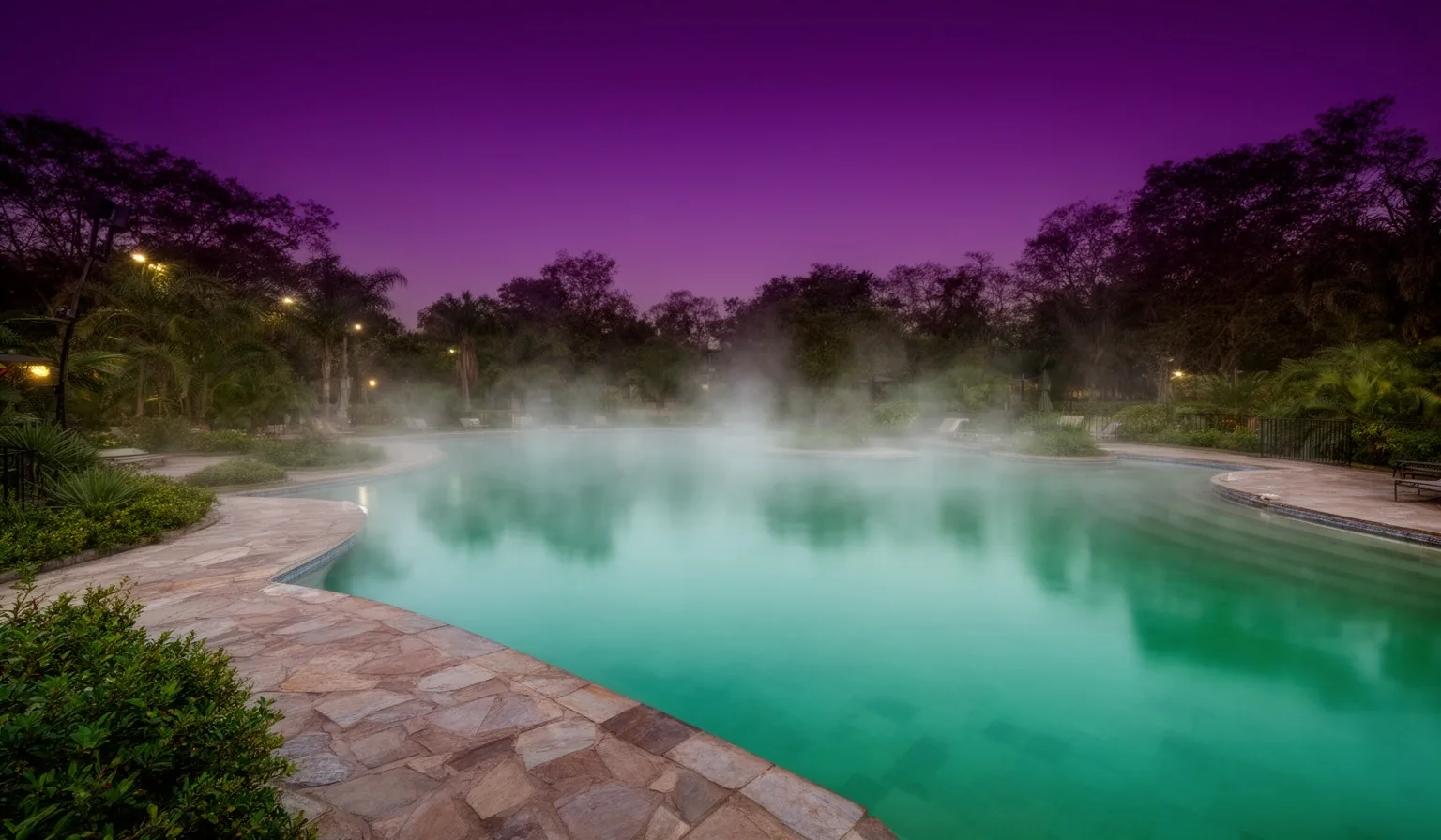Piscina termal argentina al anochecer